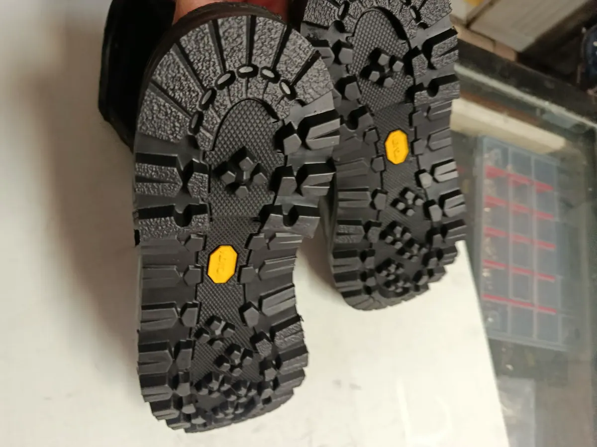 Dwie nowe podeszwy Vibram z żółtym logo, gotowe do wklejenia