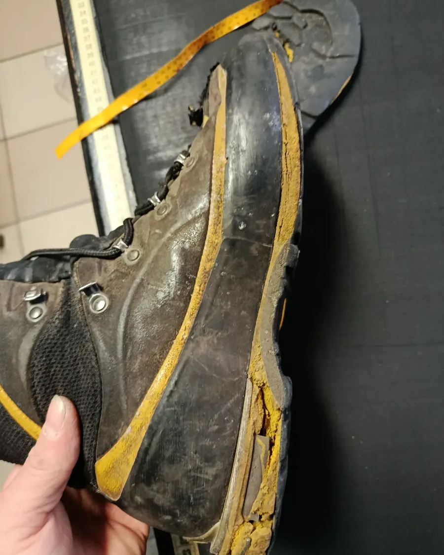 But trekkingowy ze zdjętą podeszwą, stary spód leży obok na macie